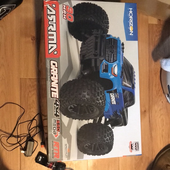 Remote control four-wheel-drive off-road in truck - Picture 5 of 5